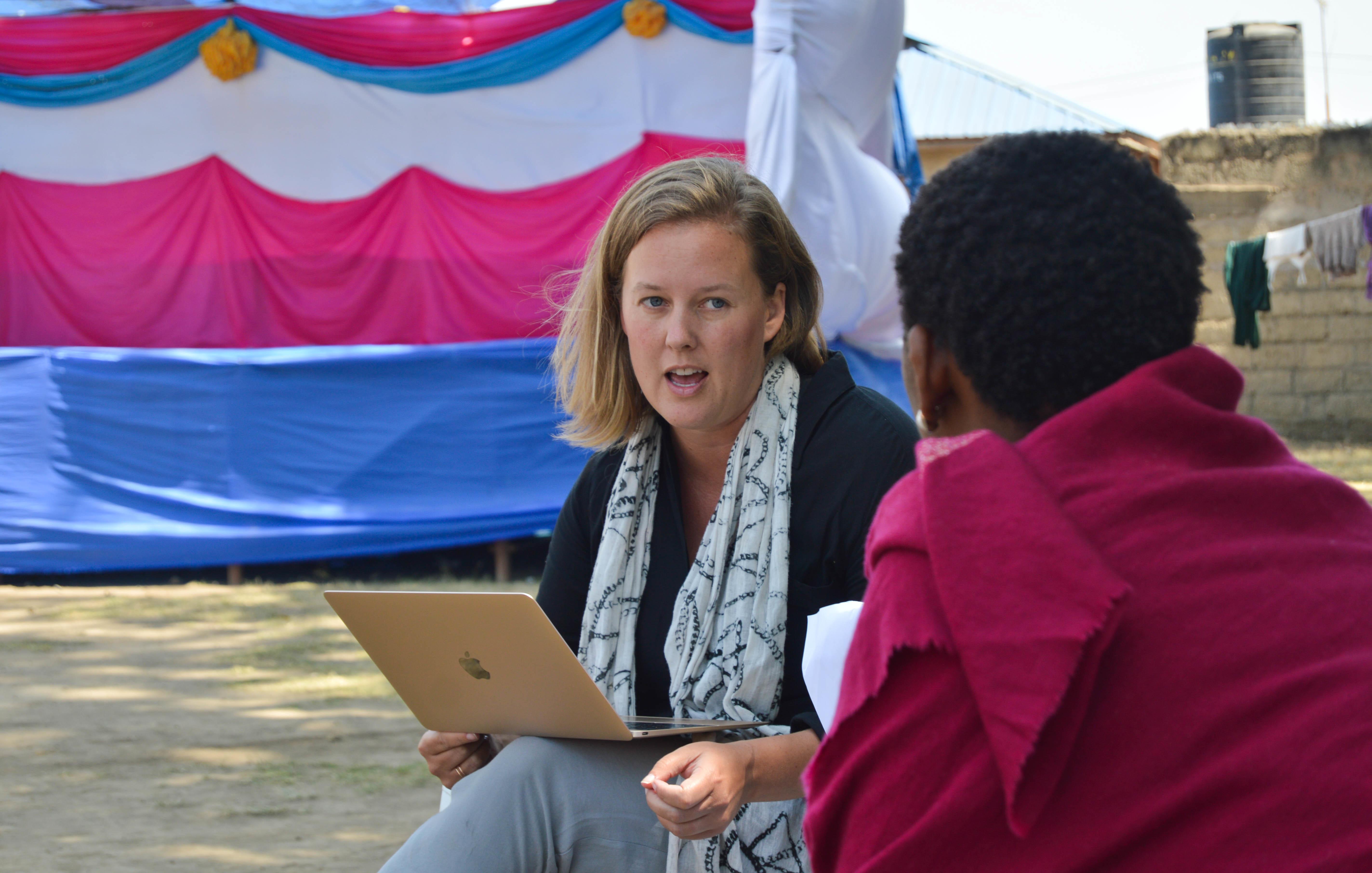 Interna de derechos humanos en Tanzania le explica a una mujer local sobre leyes de herencia. Interna hace una presentación a una mujer local sobre herencias durante sus prácticas de derechos humanos en Tanzania.